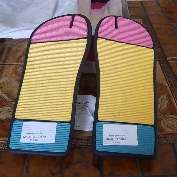 NWT HAVAIANAS flip flops - Picture 11 of 13